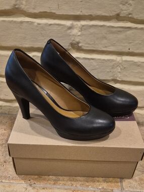 Clarks Leather Black Round-Toe Platform Pump Heel
